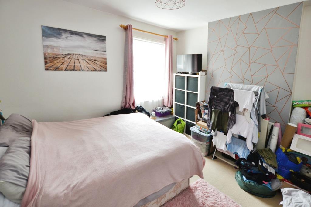 Lot: 71 - FREEHOLD DETACHED BUILDING ARRANGED AS TWO FLATS CURRENTLY LET - Flat 2 Bedroom 1